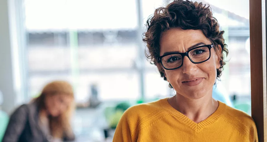 Foto mostra uma profissional trabalhando no escritório