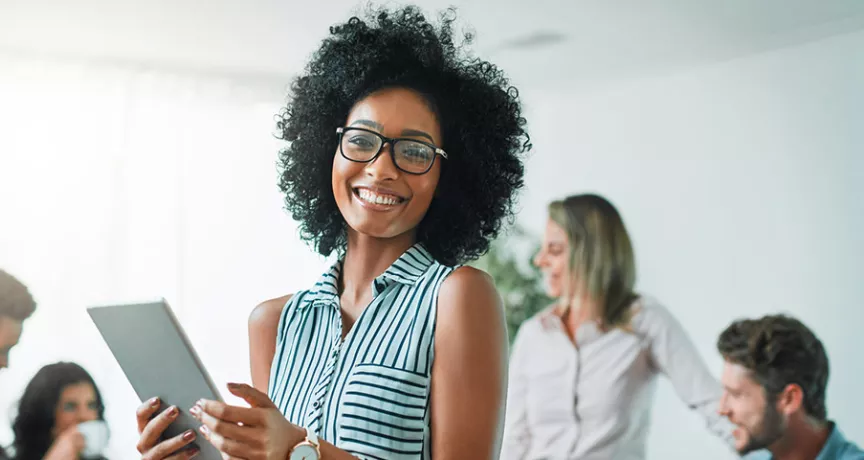 Gerente sai feliz de uma reunião com sua equipe
