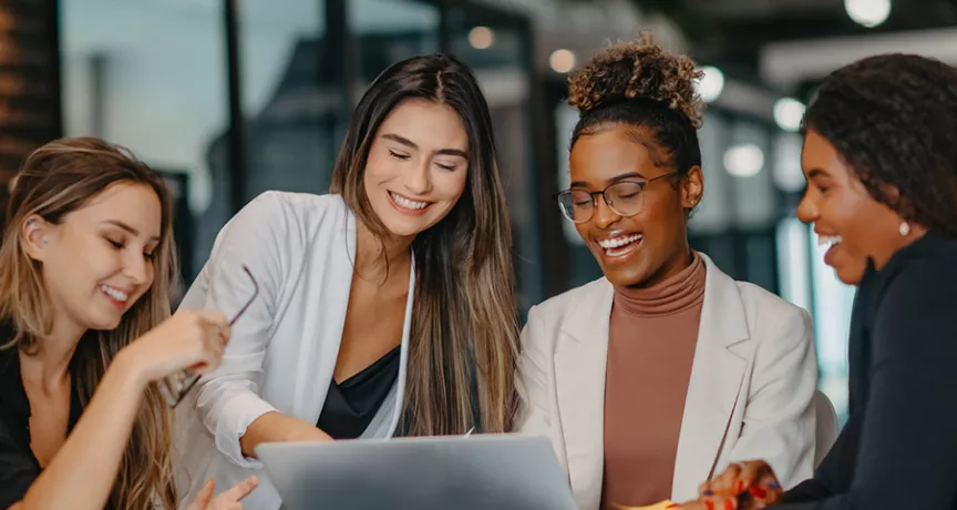 Quatro mulheres fazem uma reunião juntas no escritório
