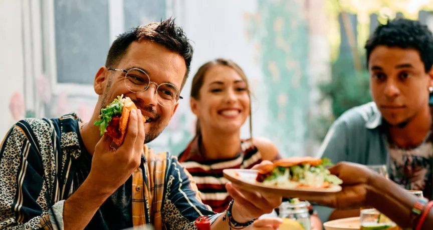 Grupo de amigos faz uma reunião saudável no intervalo do trabalho