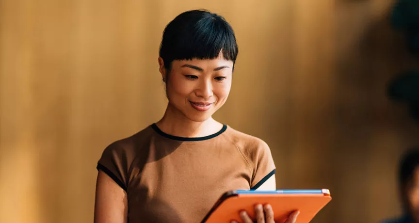 mulher com tablet na mão.