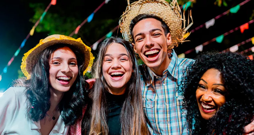 Amigos se divertem em uma festa junina