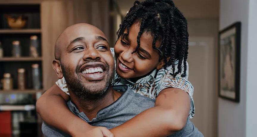 Pai carrega o filho nas costas em uma brincadeira