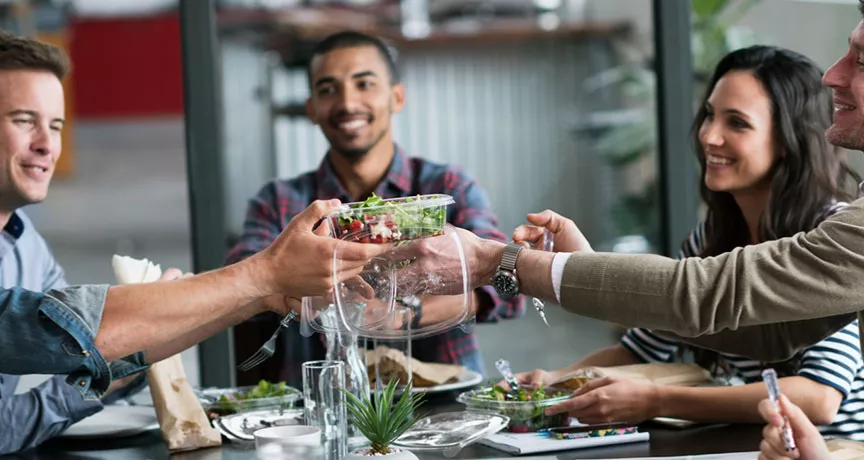 time aproveitando o almoço juntos e dividindo uma salada.