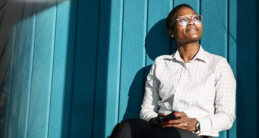 Jovem profissional descansa durante uma pausa no dia de trabalho