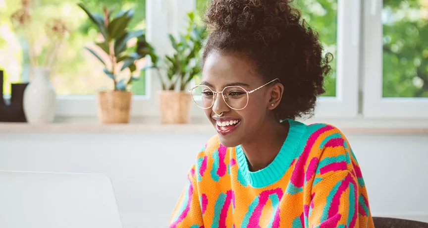 Jovem profissional trabalha em home office com horário flexível