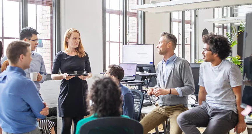 Grupo de trabalho conversa sobre um projeto em uma sala moderna