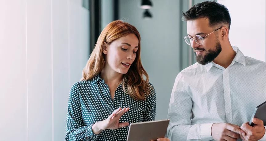 duas pessoas conversando enquanto observam algo 