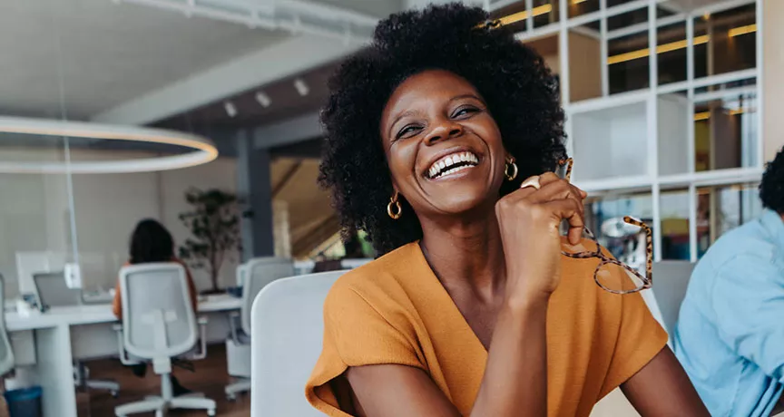 mulher feliz no ambiente de trabalho.