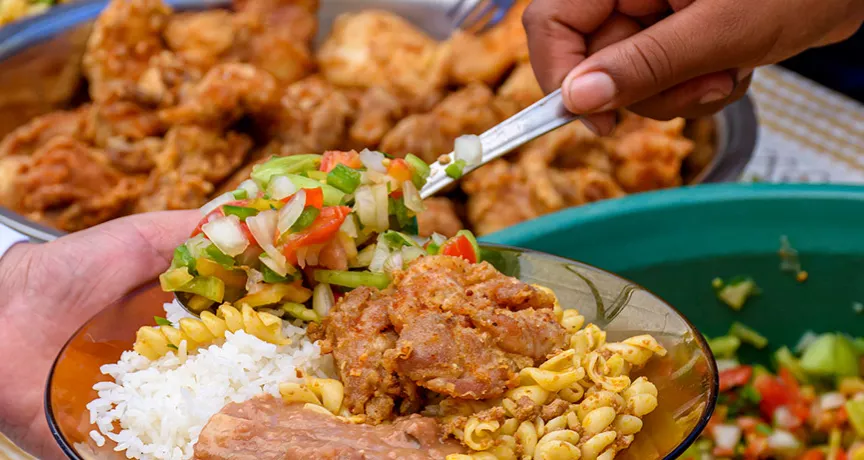 Foto mostra um prato de comida 