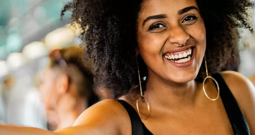 mulher sorrindo no transporte público