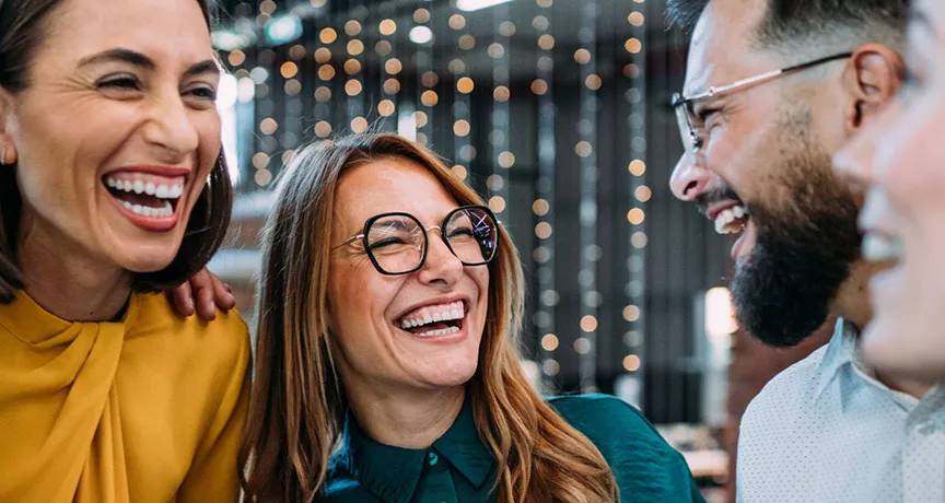 pessoas felizes comemorando juntas.