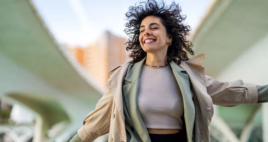 mulher feliz andando na rua.