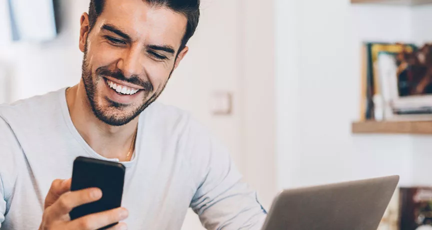 pessoa sorrindo olhando para o celular.