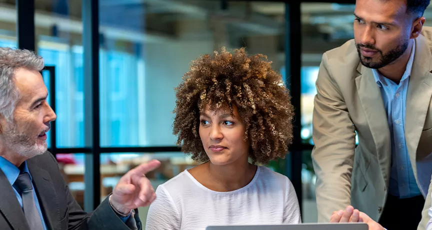 Foto mostra colegas de trabalho conversando