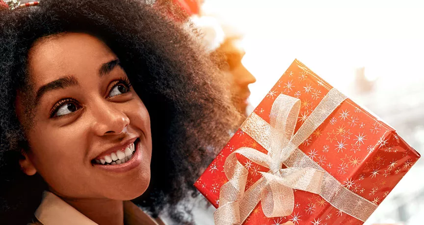 Jovem recebe presente durante festa de amigo secreto no trabalho