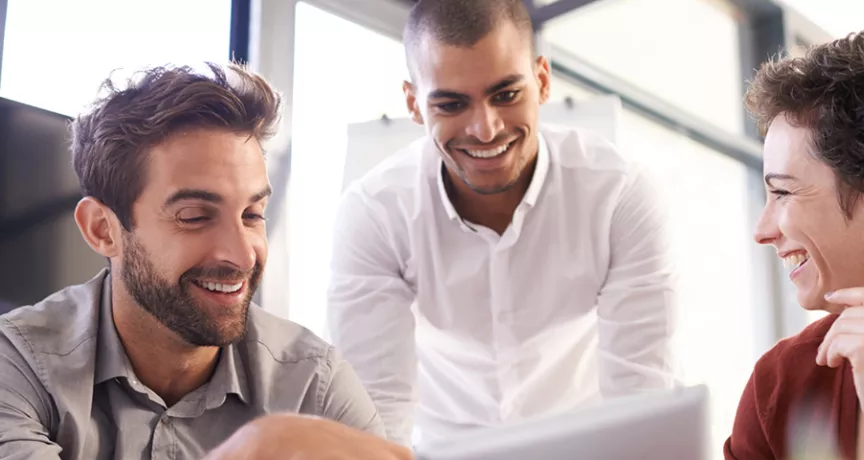 Três funcionários conversam sobre a importância de ter benefícios personalizados