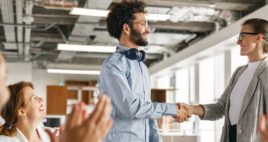 Nova funcionária é recebida pelo seus colegas de trabalho