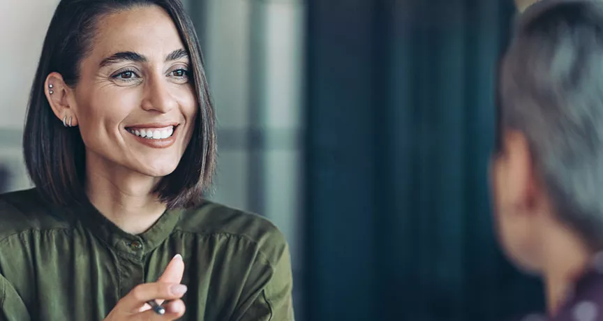 duas mulheres conversando felizes.