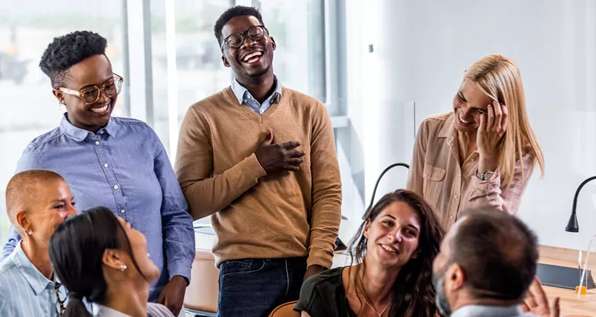 grupo de pessoas sorrindo.