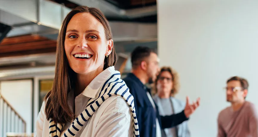 Executiva comemora a melhora da imagem corporativa da empresa em que trabalha