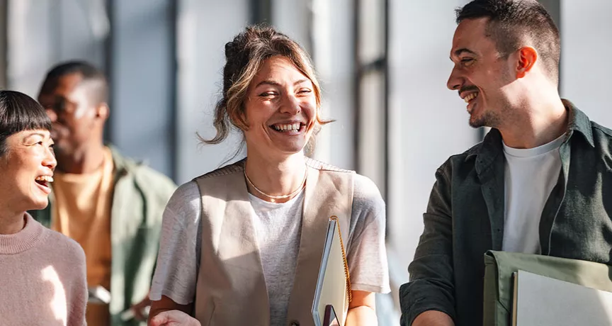 Colegas de trabalho riem juntos durante reunião