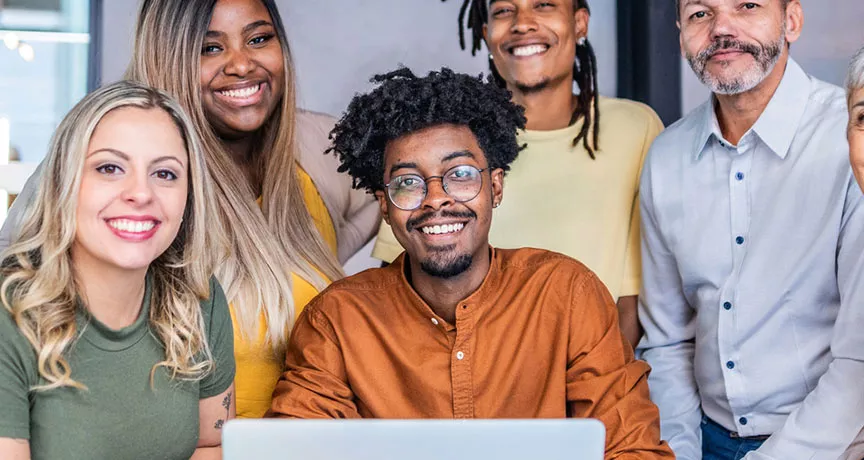 Colegas de trabalho fazem reunião descontraída no café