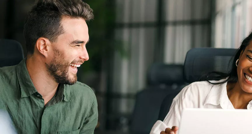 Grupo de trabalho faz uma reunião animada na empresa