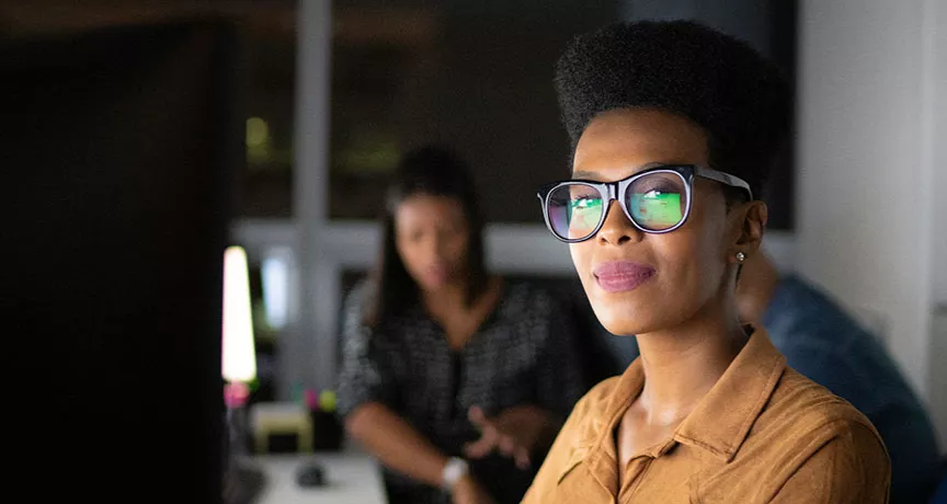 mulher olhando para uma tela.