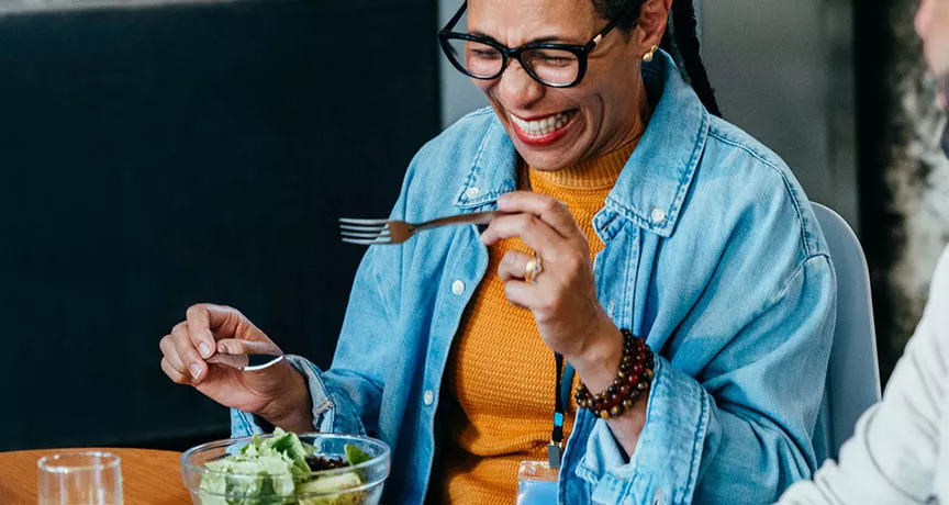 trabalhadores felizes almoçando e conversando.