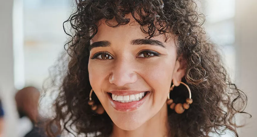 mulher sorrindo para a câmera.