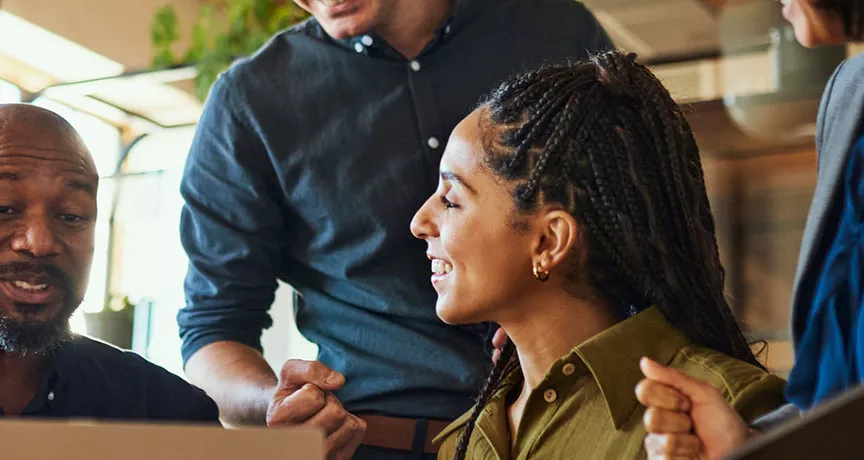 pessoas conversando no escritório.
