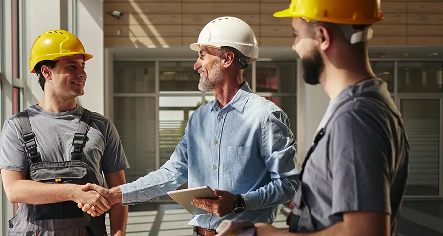 profissionais utilizando EPI enquanto conversam.