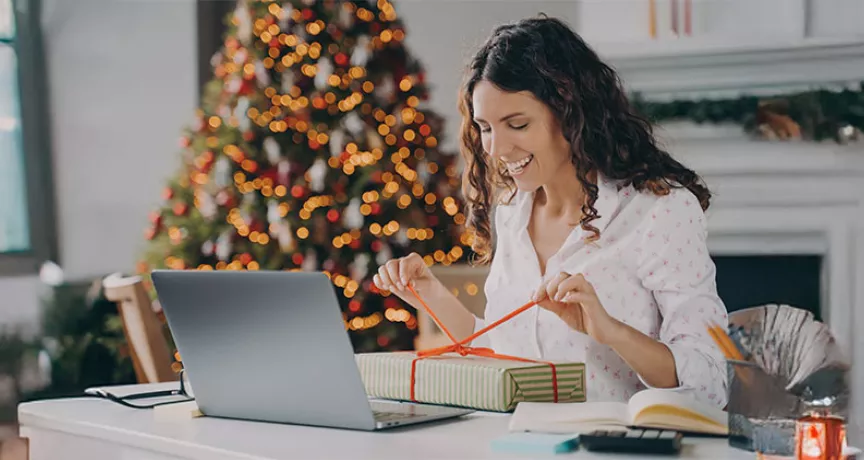 Funcionária abre o presente que comprou com gift card da empresa