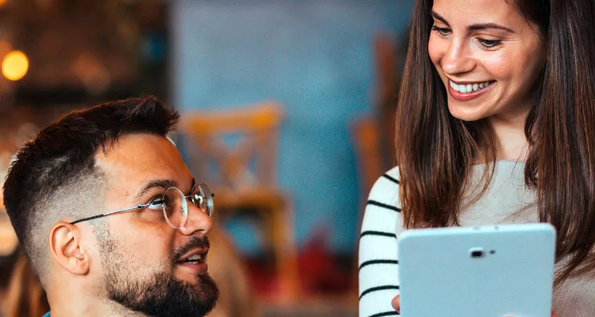Duas pessoas conversam em um restaurante
