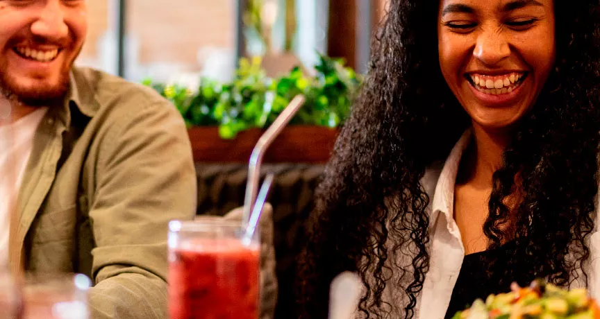 Dois amigos se divertem no almoço no restaurante