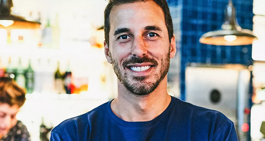 jovem em frente a próprio negócio.