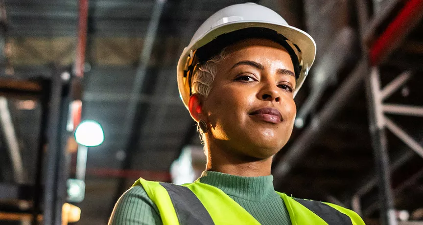 colaboradora em armazém utilizando EPI.