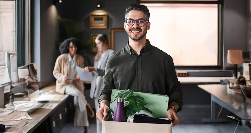 Homem deixa o lugar de trabalho. Ele pediu demissão no final do ano.