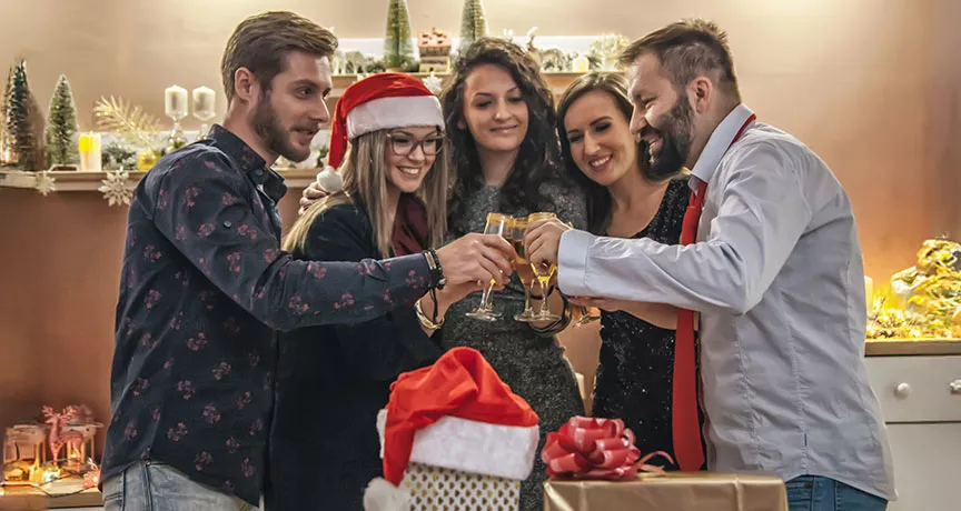 grupo de pessoas comemorando o natal juntas.