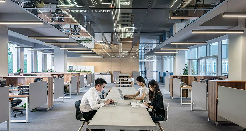 Foto mostra duas pessoas trabalhando no escritório