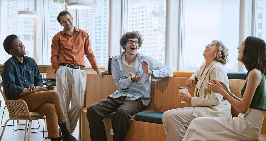 Grupo de colegas de trabalho se diverte em uma atividade de team building