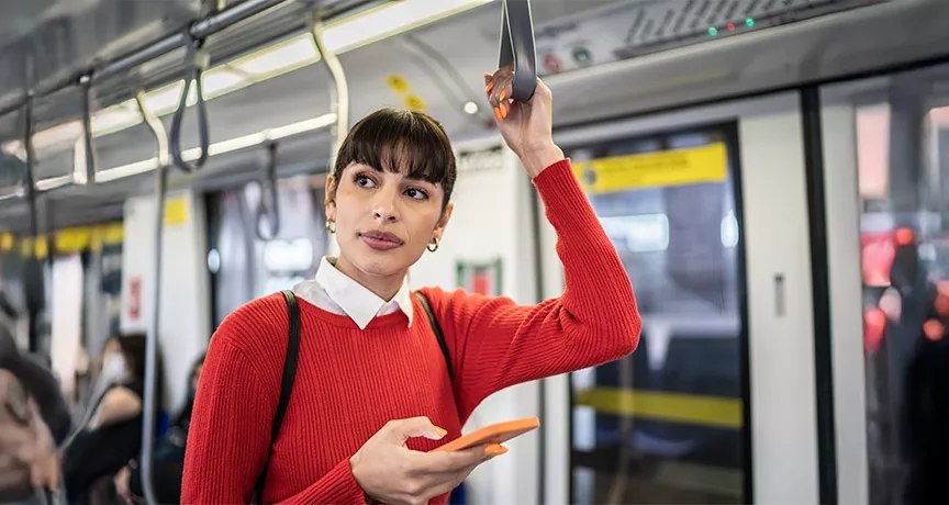 Foto mostra uma mulher andando no metrô a caminho do seu local de trabalho