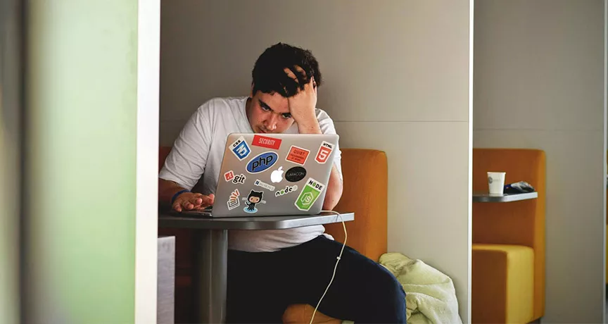 Foto mostra uma pessoa preocupada em seu trabalho