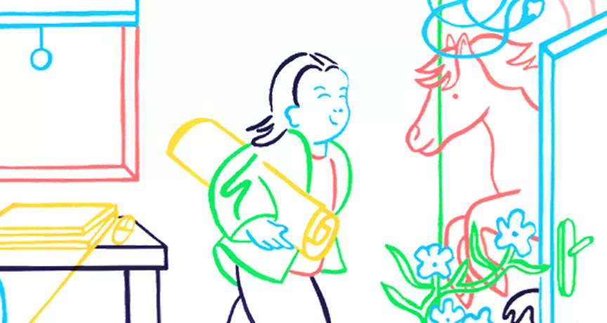  Ilustração colorida de uma pessoa sorrindo, carregando uma cartolina, enquanto caminha em direção a uma porta aberta com plantas e um cavalo desenhado ao lado.