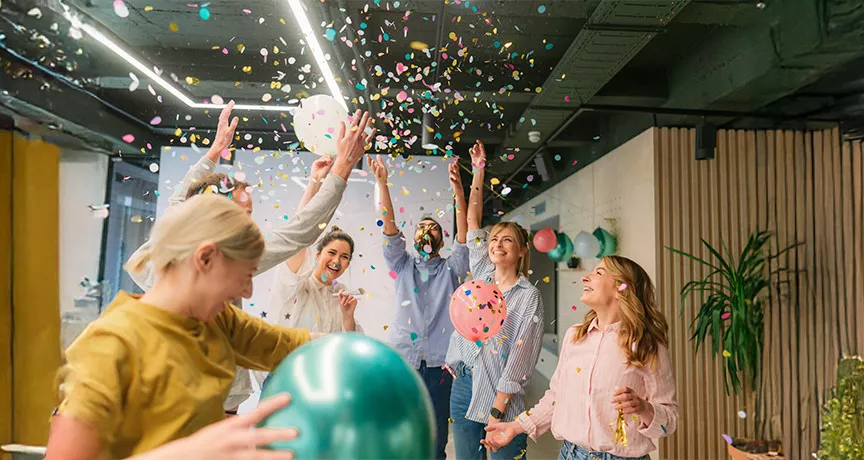 equipe festejando em ambiente corporativo.