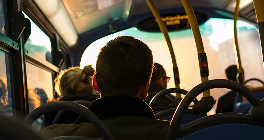 pessoa sentada em ônibus.