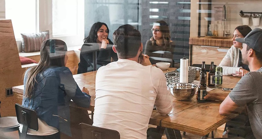 grupo de pessoas conversando. 