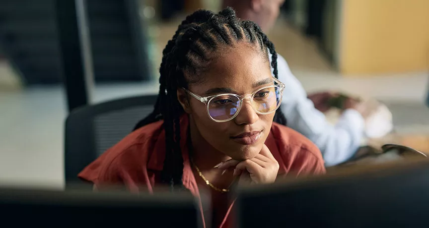 mulher olhando para computador pensativa.