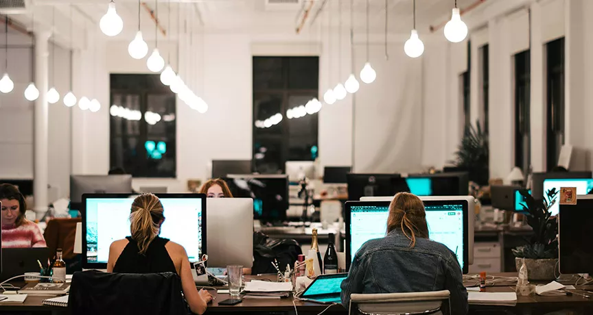 time trabalhando em escritório.